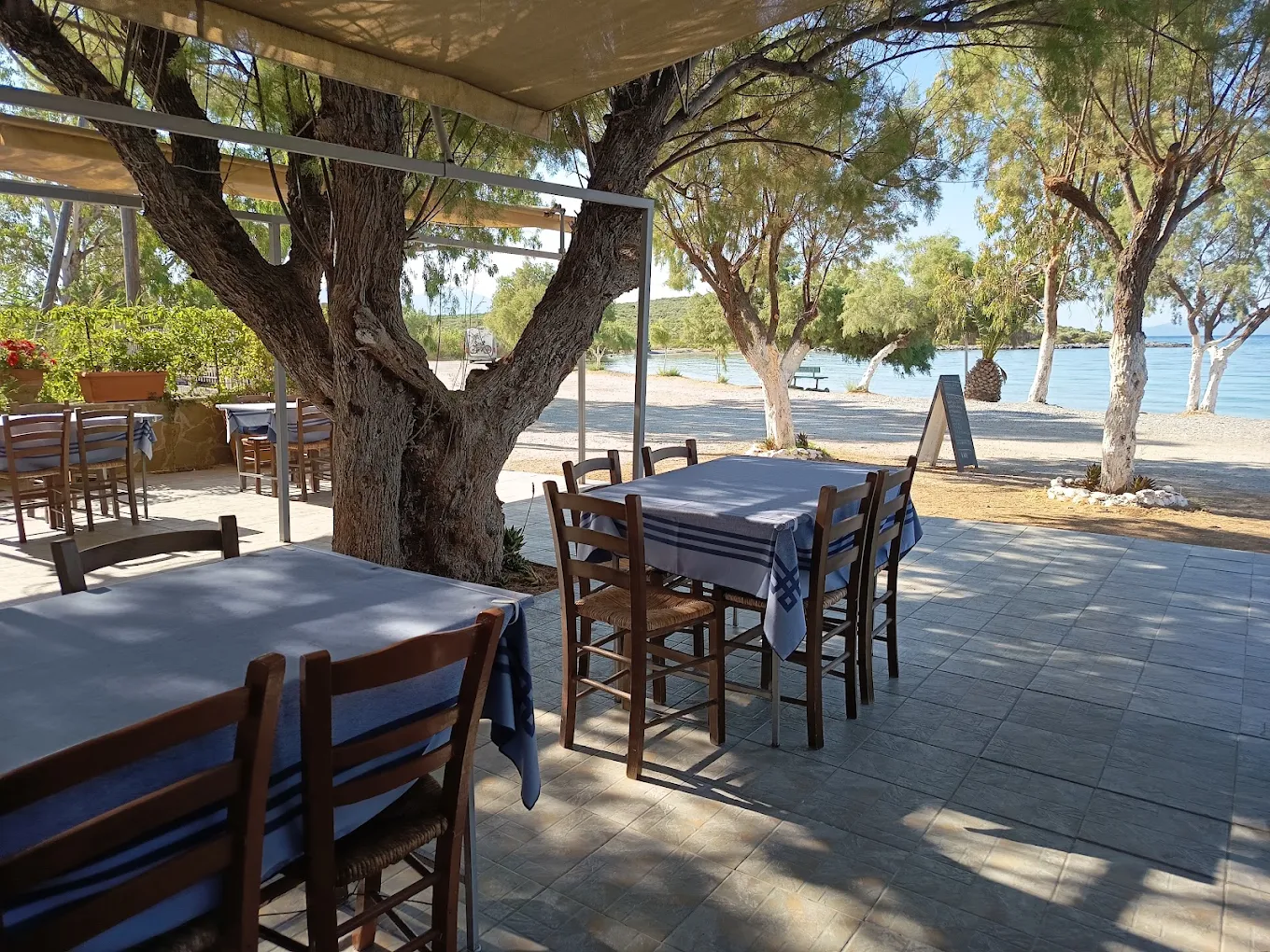Ταβέρνα Ακρογιάλι — Αλιβέρι, Εύβοια
